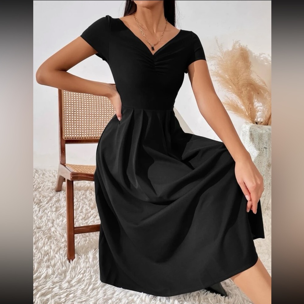 Ruched Pleated Detail A-line Dress Black (L 8/10)